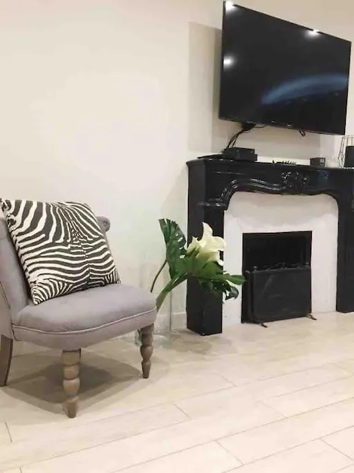 Central Apartment In The Heart Of The Marais With Air Conditioning Paryż