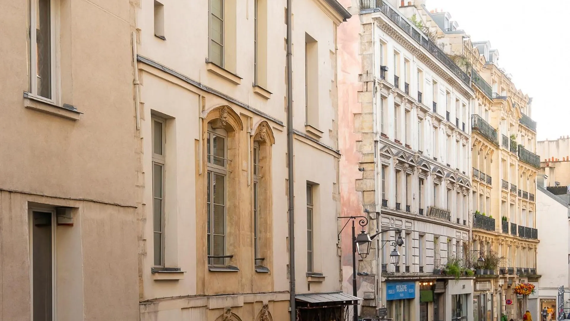 Central Apartment In The Heart Of The Marais With Air Conditioning contacts